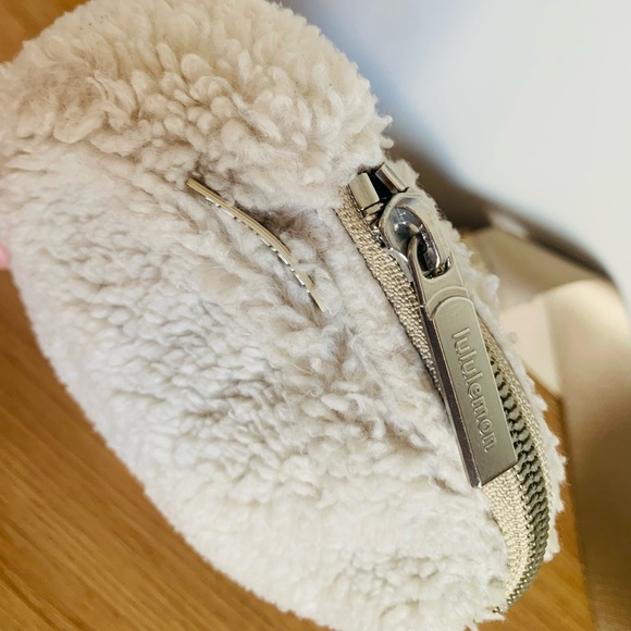 NWT! Lululemon! Everywhere Fleece Belt Bag in Natural Ivory Trench - Picture 12 of 16